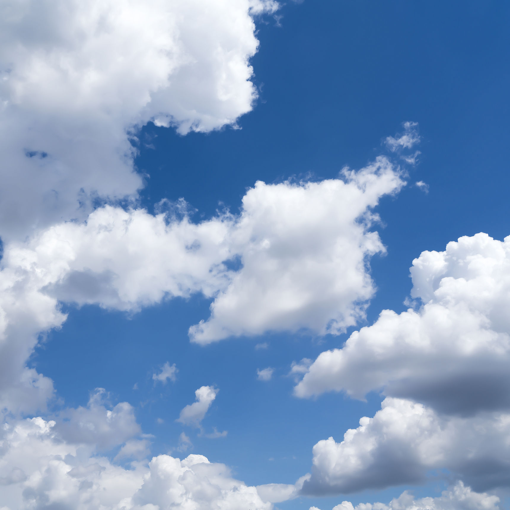 Blå himmel med skyer
