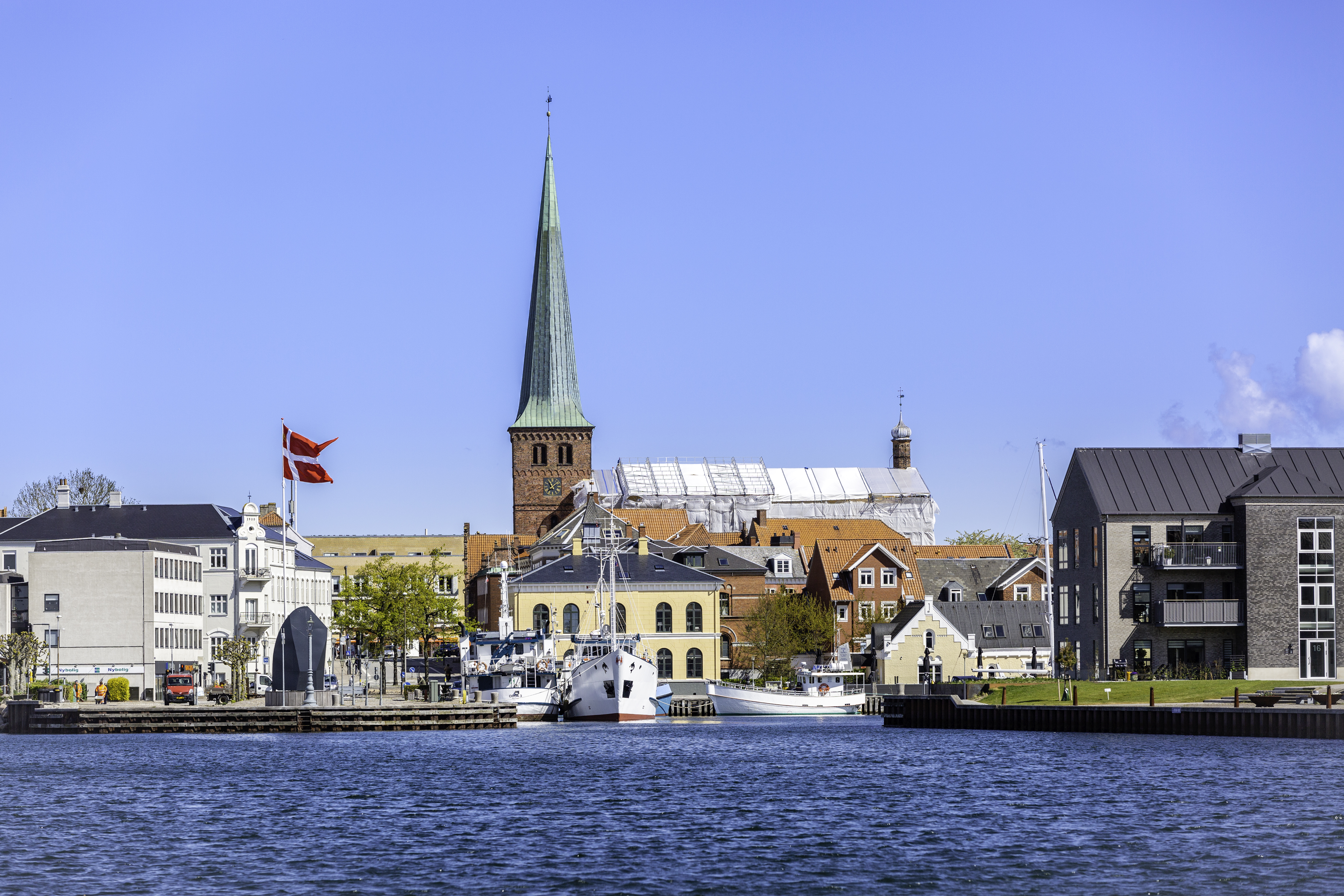 Nyborg Marina med kig mod kirken