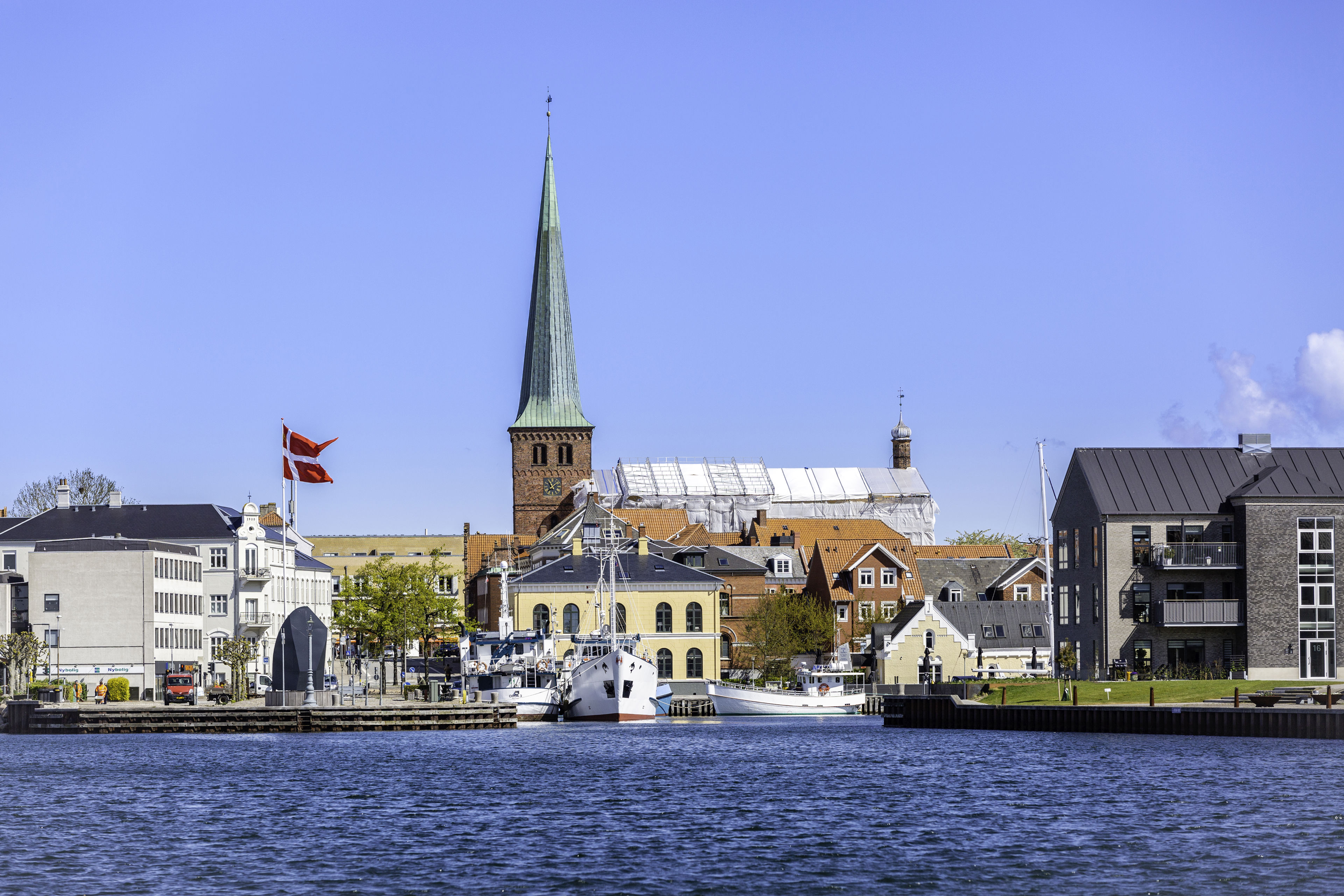 Nyborg Marina med kig mod kirken