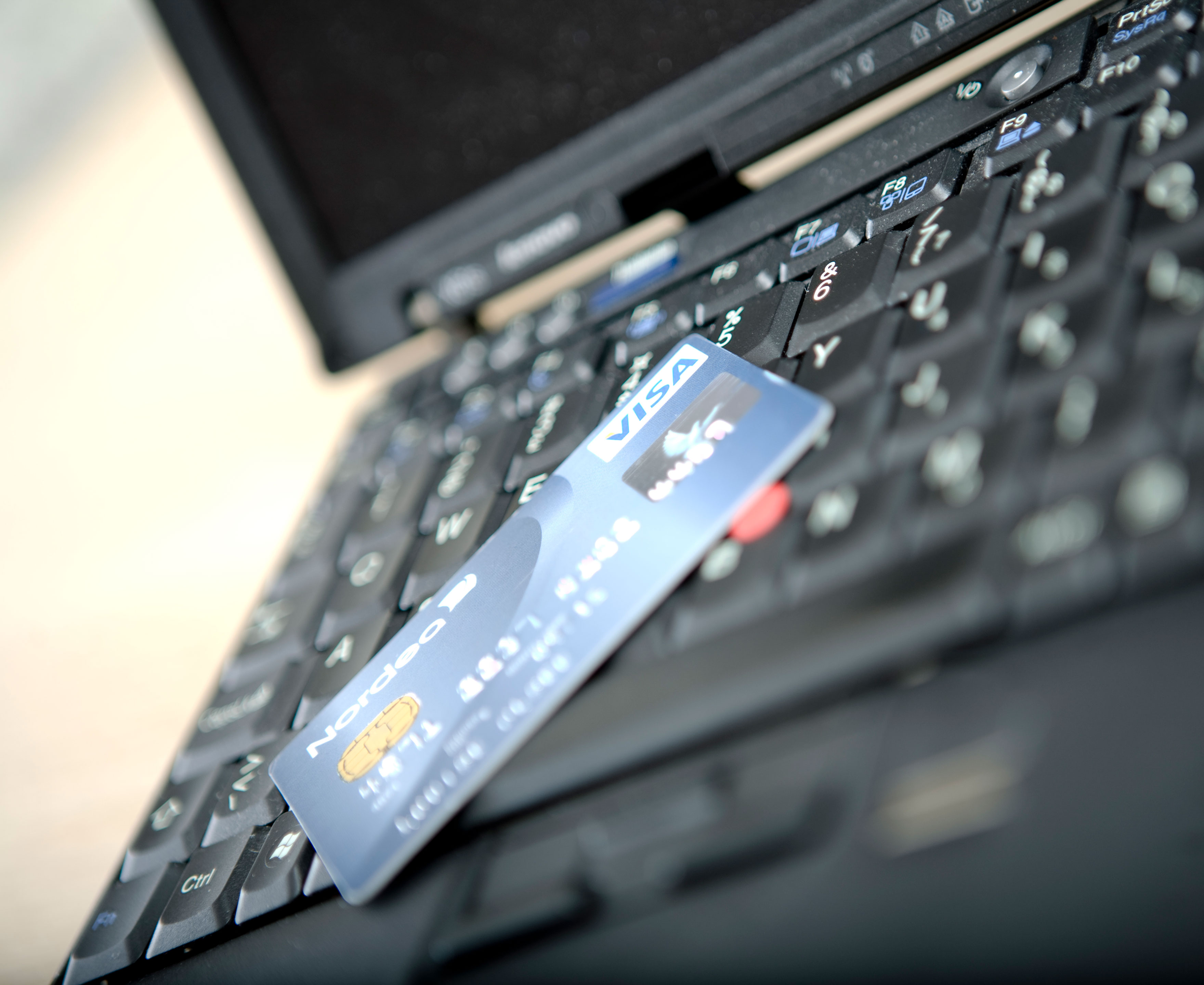 Et dankort der ligger på en PC