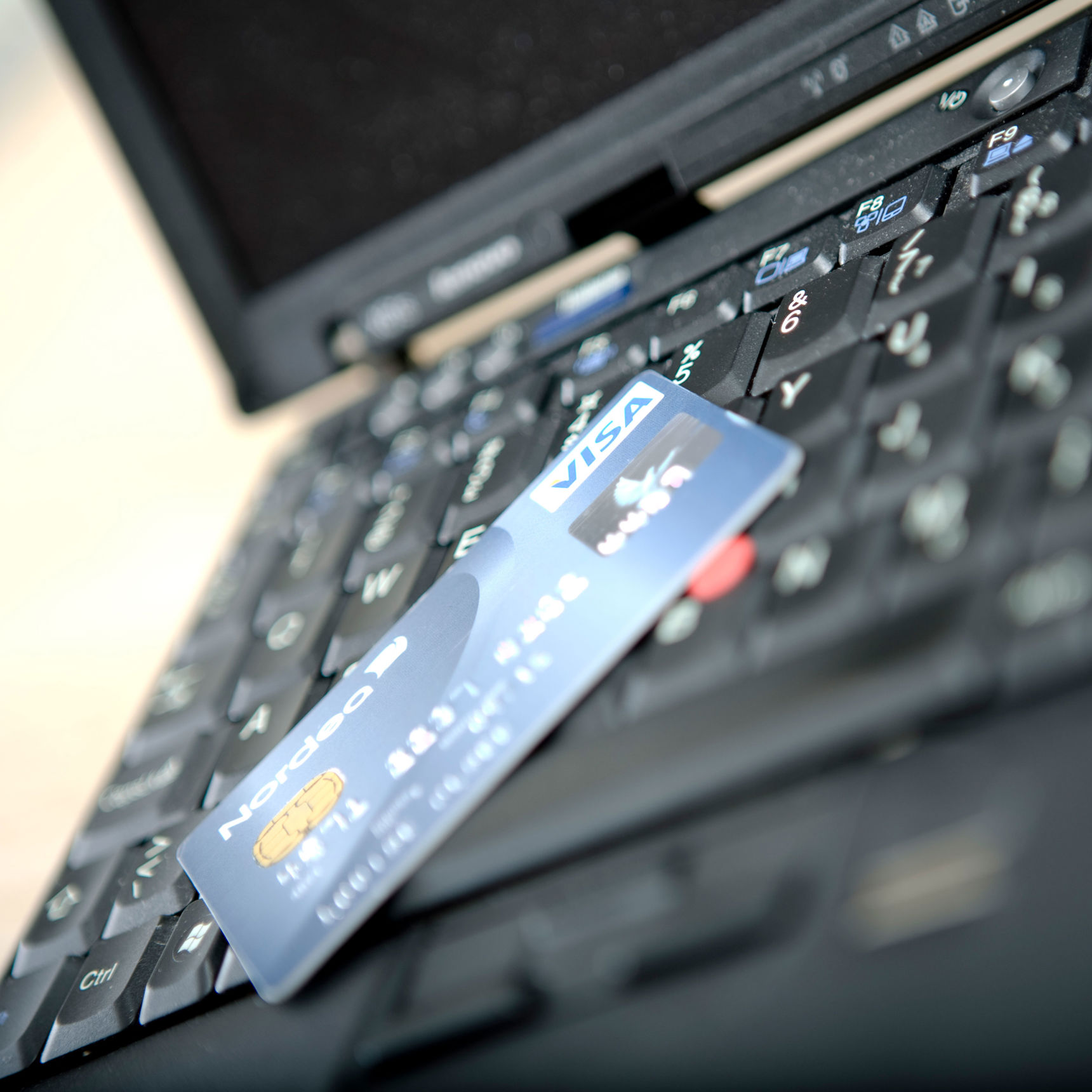 Et dankort der ligger på en PC