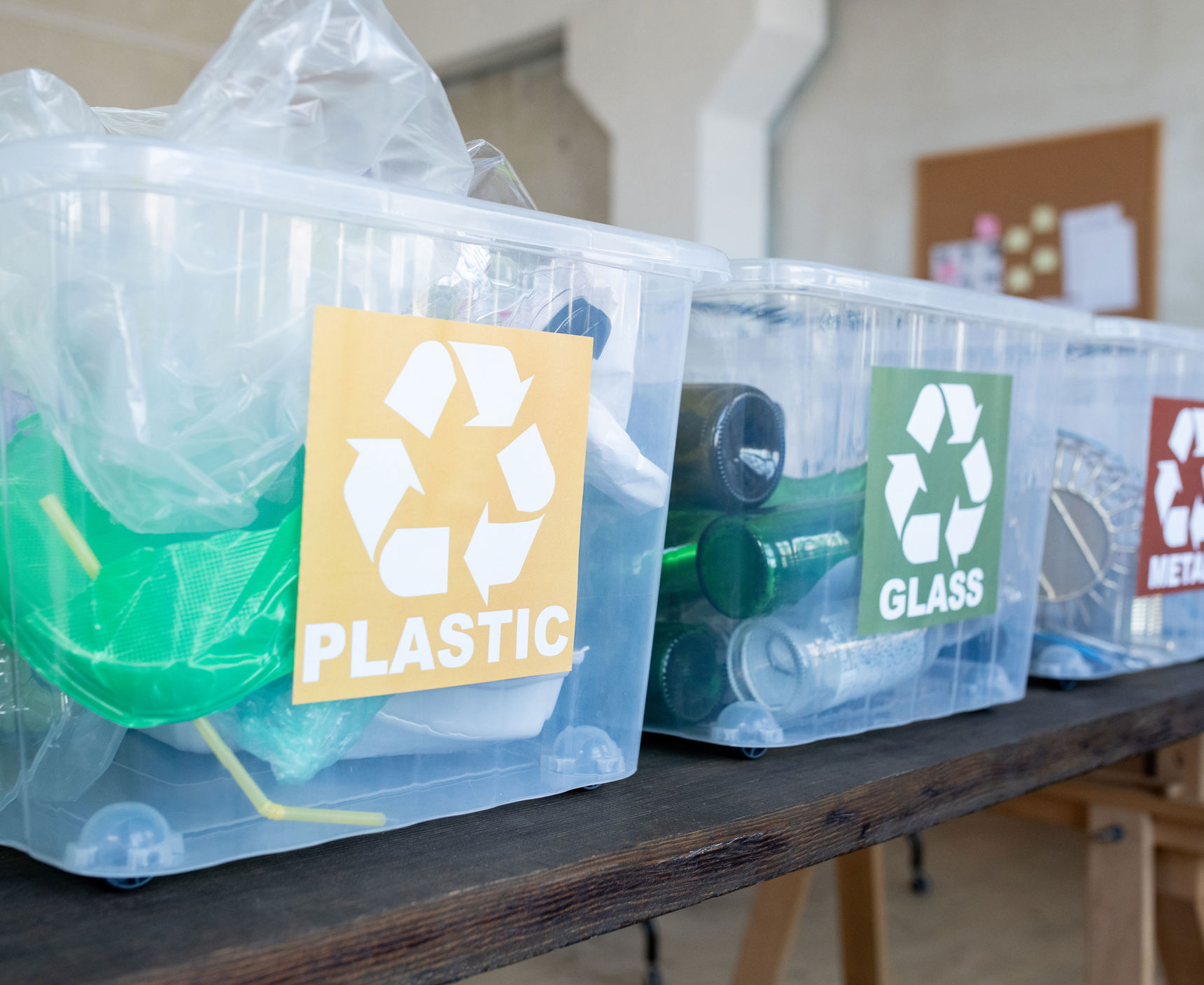 Plastikkasser til sortering af affald